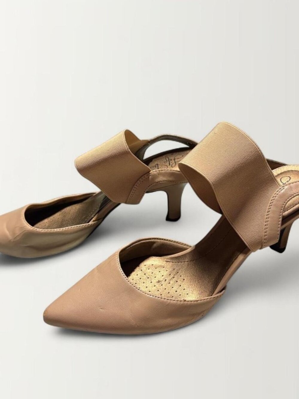 Tan nude short heel with pointed toe and open back - Size 7.5